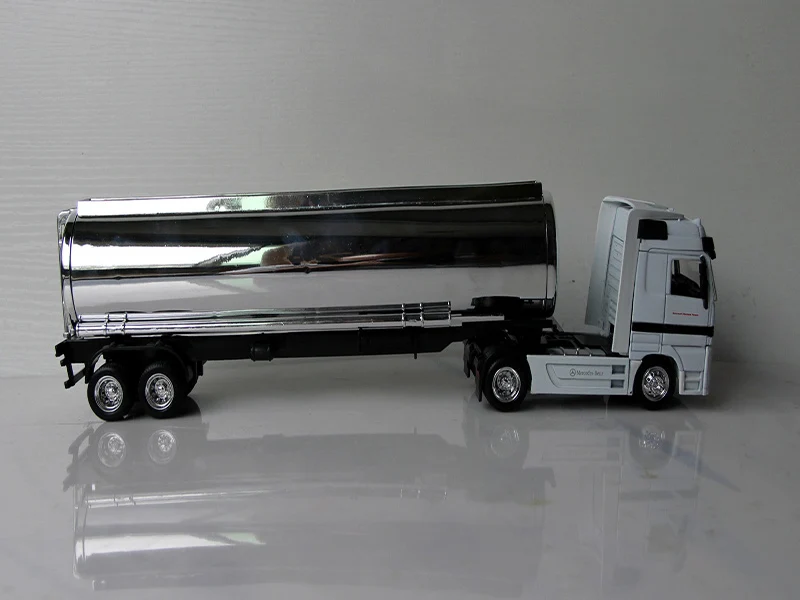 Модель 1/43 года. Классическая модель Mercedes Truck Tanker. Модель с серебряным корпусом. Винтажный игрушечный автомобиль. Подарок на день рождения