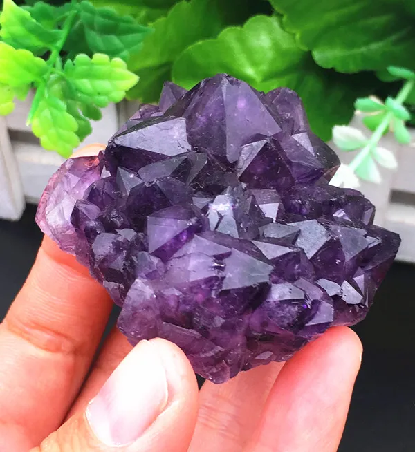 аметист на черном фоне. мееров сиреневый кристалл. черно серые кристаллы с фиолетовым металлическим. лавандовый аметист кристалл. Kristall 725 фиолетовый.