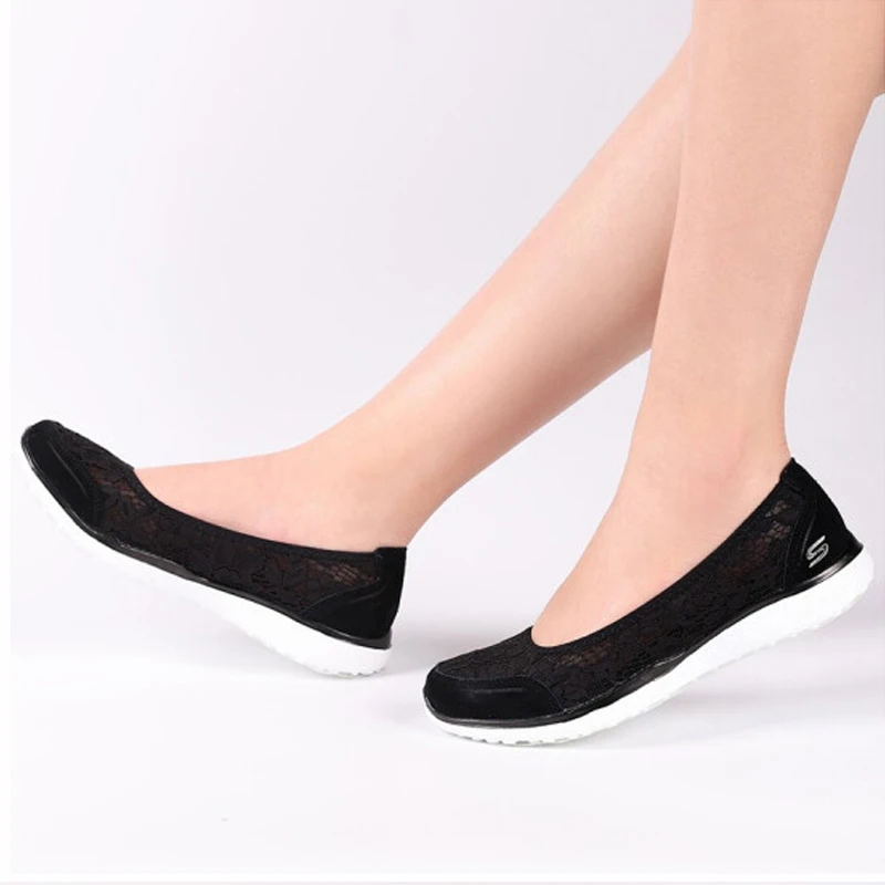 Skechers Для женщин обувь на плоской подошве комфортная дышащая повседневные туфли с вырезами без шнуровки Балетки без застежки; туфли на плоской подошве; женские лоферы; 23581-BKW