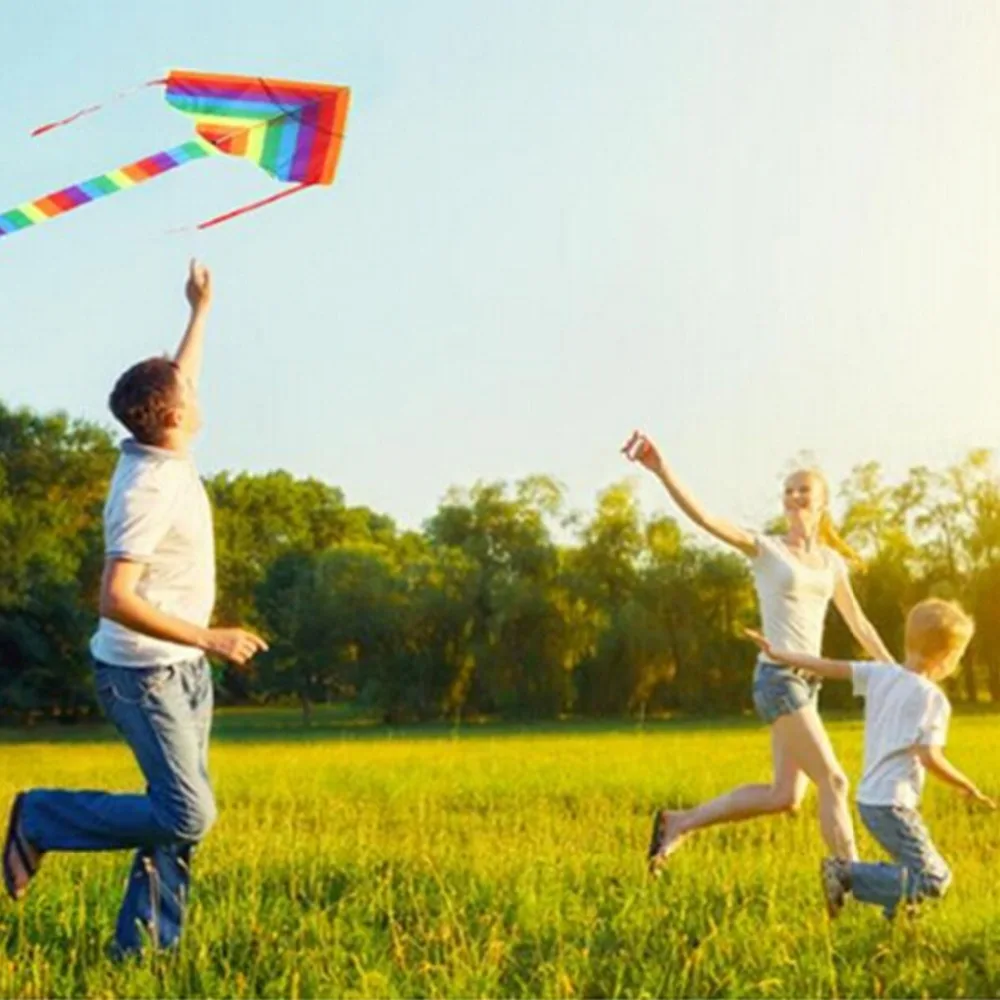 бумажный змей. запускать змея. фотосессия с воздушным змеем. воздушный змей. мальчик запускает воздушный змей.