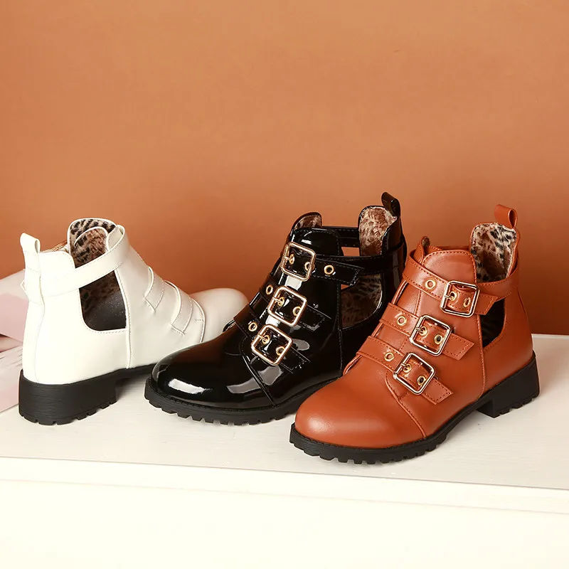 Обувь в стиле панк-рок; ботильоны для женщин из лакированной искусственной кожи; женские мартинсы на низком каблуке с пряжкой; короткие женские ботинки с круглым носком и вырезами