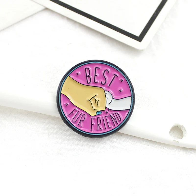 

Pink Round Punk Brooch Big Hand Holding Small Hand Parent-child BEST FUR FRIEND Enamel Pin Denim Lapel Badge Child Sister Gifts