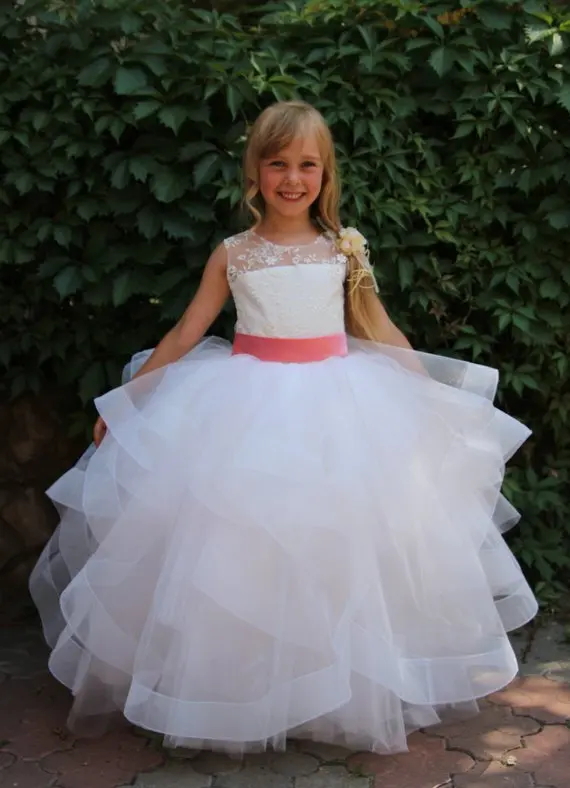 Ivoor Bloem Meisje Jurk Voor Wedding Party Vakantie met Sash Custom Made Baljurken Voor Zoete Prinses Mouwloze Kids Prom jassen