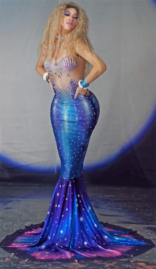 de cauda de peixe com strass, vestido azul brilhante