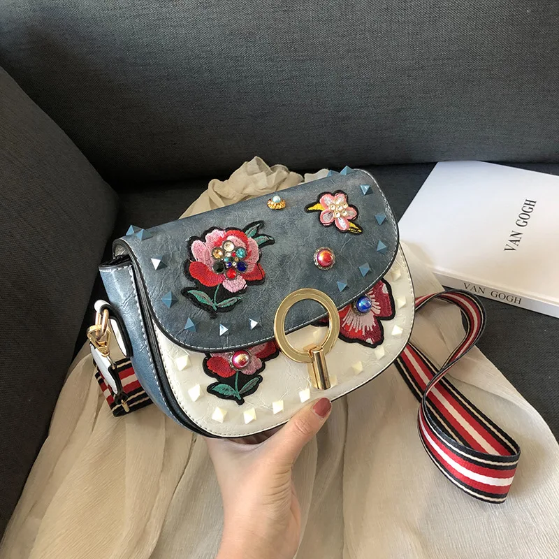 

2019 new flat slant broadband embroidery rivet wide shoulder single shoulder small bag