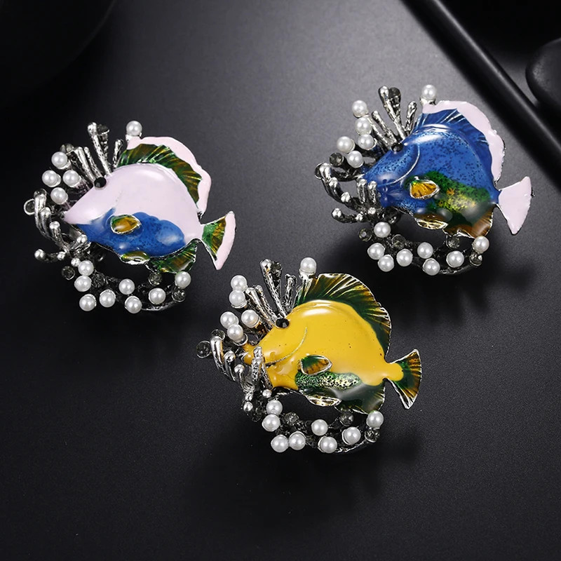 

Creative Pearl Goldfish Carp Enamel Brooch Pin For Women Animal Rhinestones Shell Brooch Simulated Pearl Jewelry Accessories