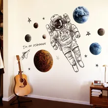Современные художественные наклейки на стену с изображением космонавта в космосе, детская комната, мальчик, спальня, украшение на стену, самоклеющиеся наклейки на обои