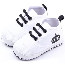 Модная одежда для маленьких мальчиков белый/красный мягкая подошва кроватки обувь девочек хлопковый кроссовок Prewalker