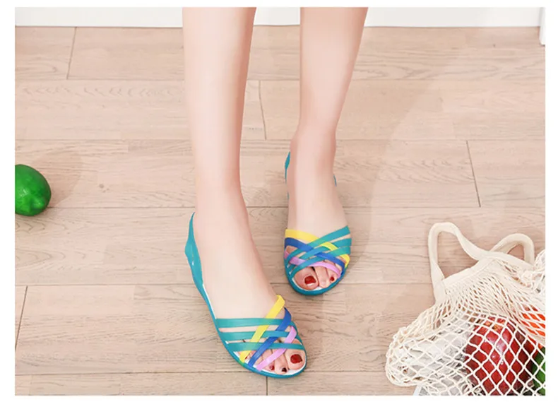 Летние женские сандалии из прозрачного пластика разных цветов радуги; коллекция года; модная пляжная обувь на платформе, на танкетке, без ремешков, с открытым носком; повседневная женская обувь