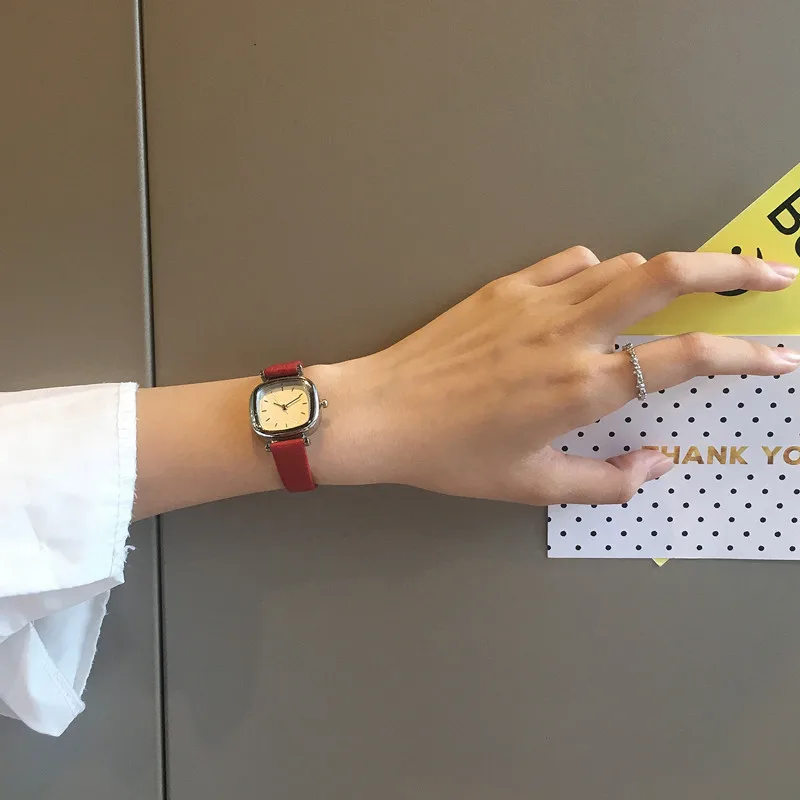 

2019 new watch female student female Korean version of the simple small dial mini square retro leather with college style fashio