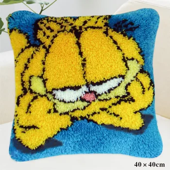 

cross stitch pillow / Placemats "do it yourself" method of needlework kit latch hook rug kit / embroidered carpet cat