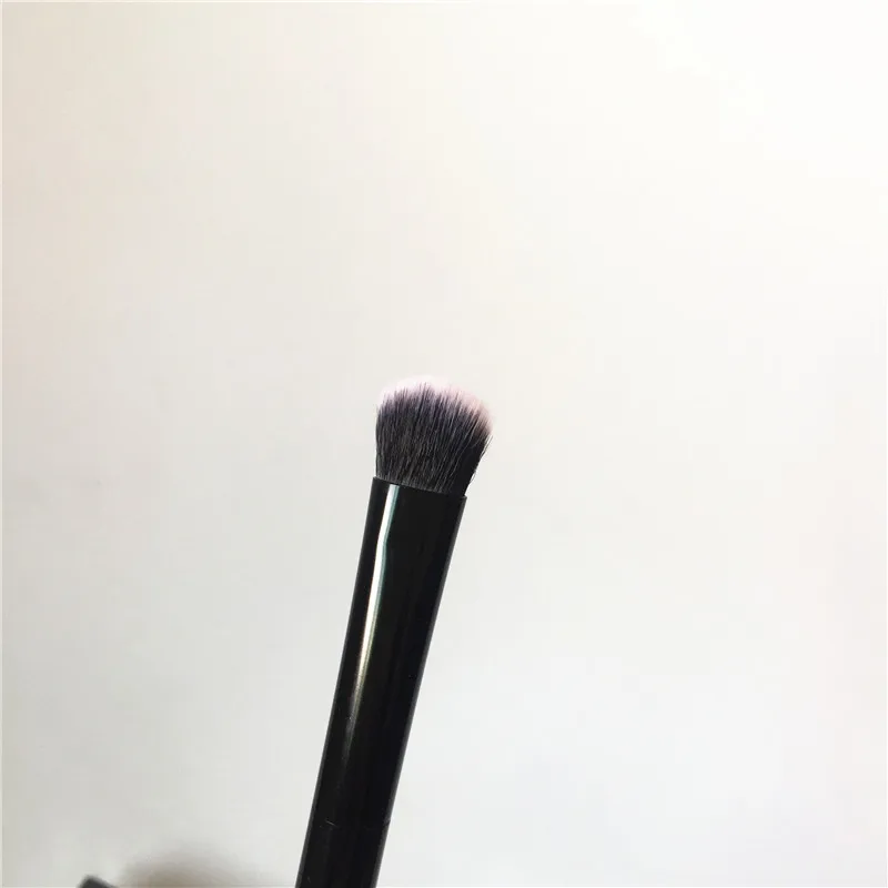 Marc Jacobs The Conceal Brush 14 _ 5