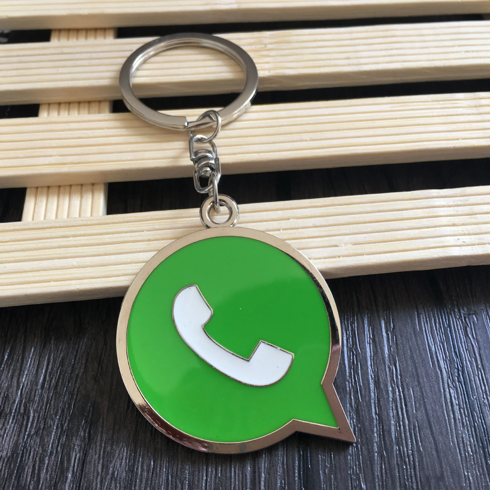 

Hot Facebook WhatsApp Emblem Car Key Chain Holder For Alfa Romeo 159 Kia Ceed Rio Cerato Sportage Subaru Foreste Impreza Saab