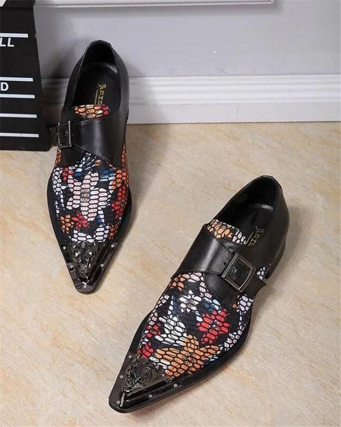 Мужская обувь с острым носком в европейском стиле; кожаная обувь с пряжкой и принтом в виде железной головы; модная мужская обувь для ночного клуба