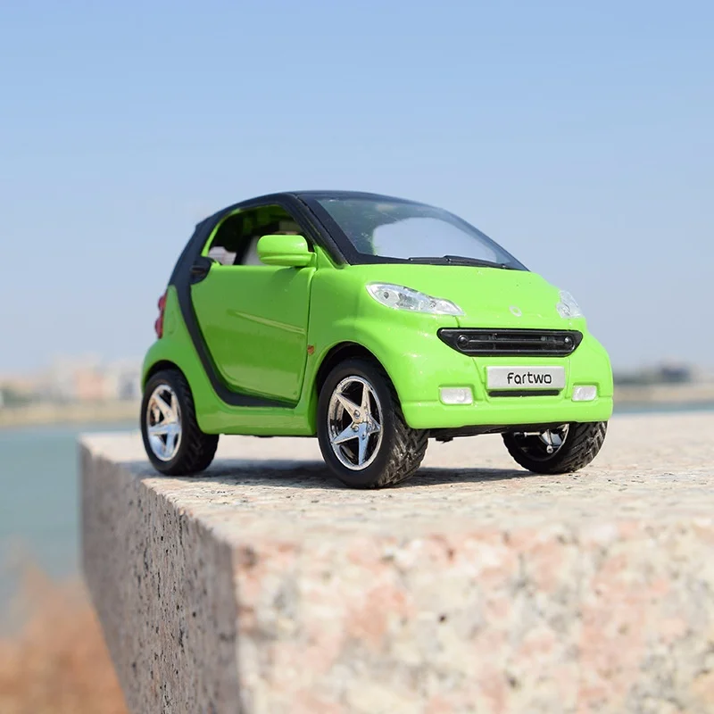 Коллекционная модель Smart Fortwo в масштабе 1/32 отлитый под давлением автомобиль