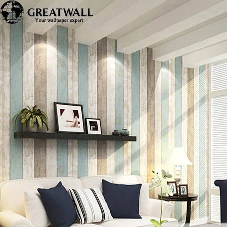 обои в полоску в интерьере гостиной. вертикальная полоска в интерьере. интерьер гостиной в полоску. светлые полосатые обои в интерьере. обои в гостиную комбинированные.