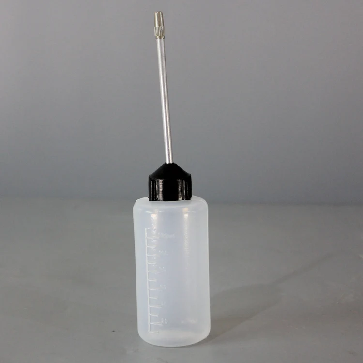 Бутылочка для клея. Масленка для смазки швейных. Масленка 666-79 запчасти для швейных машин. Пластиковая масленка для машинного масла. Масленка пластиковая с металлическим носиком.