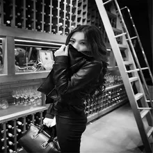 Черная Женская короткая куртка из искусственной кожи, весенне-осенняя модная куртка для колледжа, кожаная мотоциклетная куртка