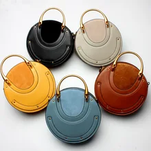 С металлической ручкой-кольцом маленькая круглая сумка заклепки один на плечо округлая Сумка Crossbody сумки для Для женщин сумка Frame Разделение кожа