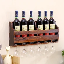 Красивая деревянная полка для винных бутылок на стене и стеклянные полки