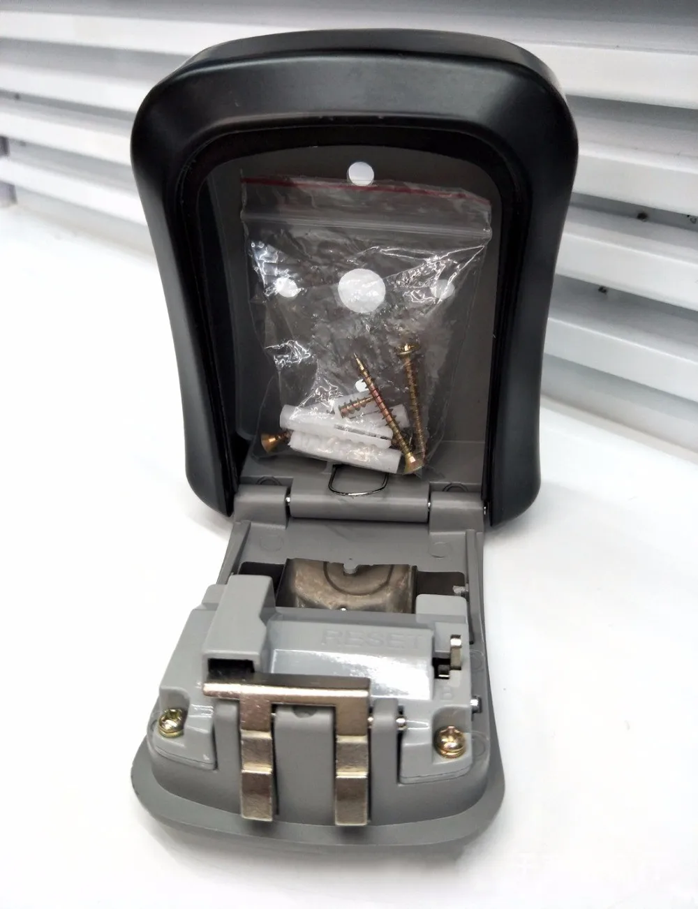 Key Lock Box, House Key Storage Lock Box with 4 Digits Combination Outdoor Key Safe Lock Box for Outside Sturdy Wall Mounted