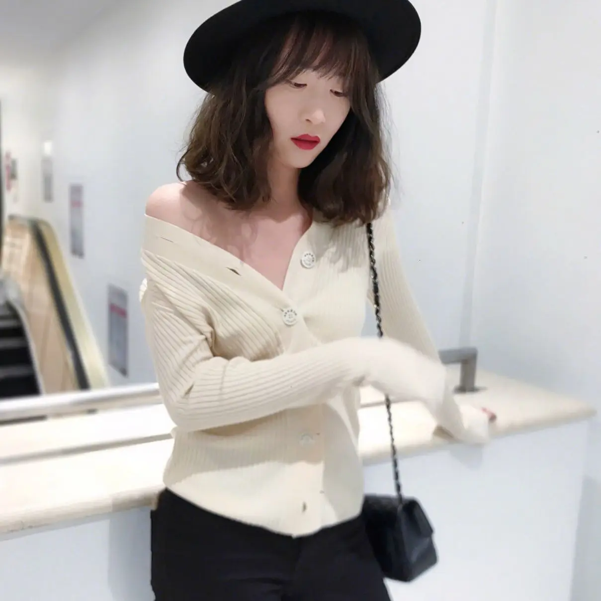 

2019 Spring and summer new sweater trim thin single-breasted knitted cardigan sweater Cardigans Button black women sweater