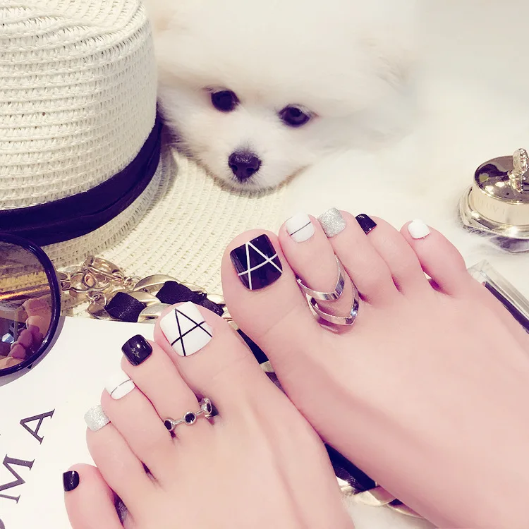 2017 Модная линия с мерцающая пудра накладные ногти Летние черные и белые 24