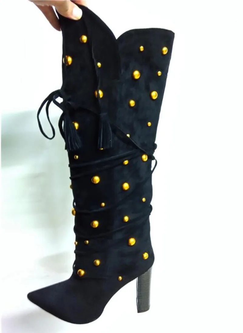 Женская обувь; сезон осень; женские сапоги до колена на квадратном каблуке с золотыми заклепками; пикантные высокие сапоги на шнуровке с острым носком и бахромой