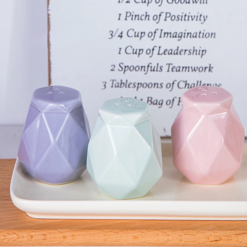 

Saim 2pcs Ceramic Seasoning Box Kitchen Container Spice Jar Sugar Bowl Salt Shaker BBQ Cruet Cans Sealed Seasoning Boxes A-316