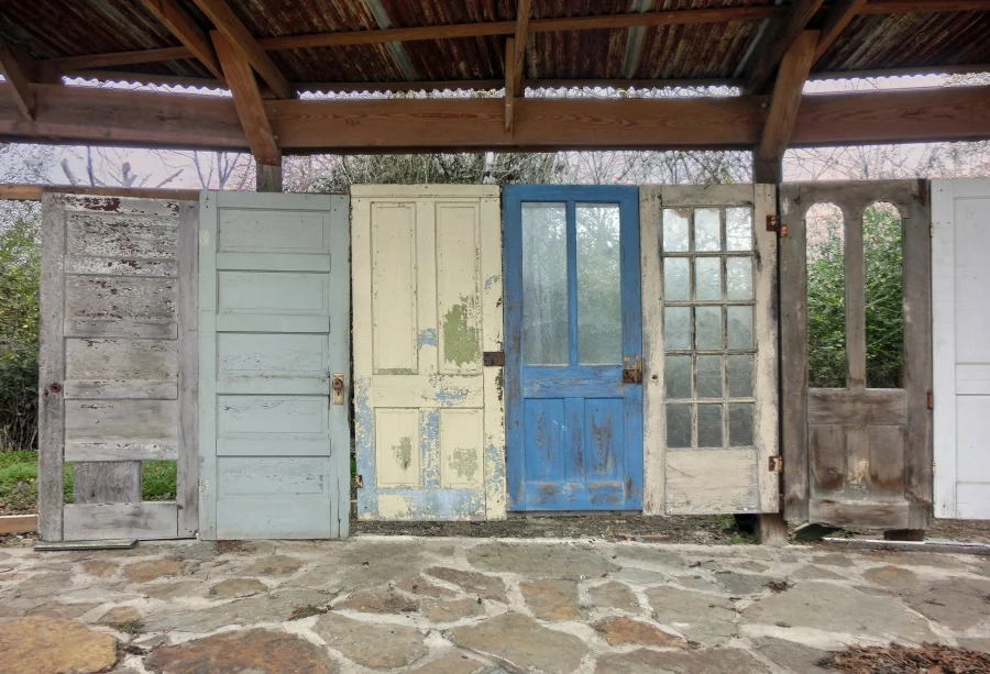 

Laeacco Old Deserted Wooden Door Architecture Interior Child Portrait Photographic Backgrounds Backdrops Photocall Photo Studio