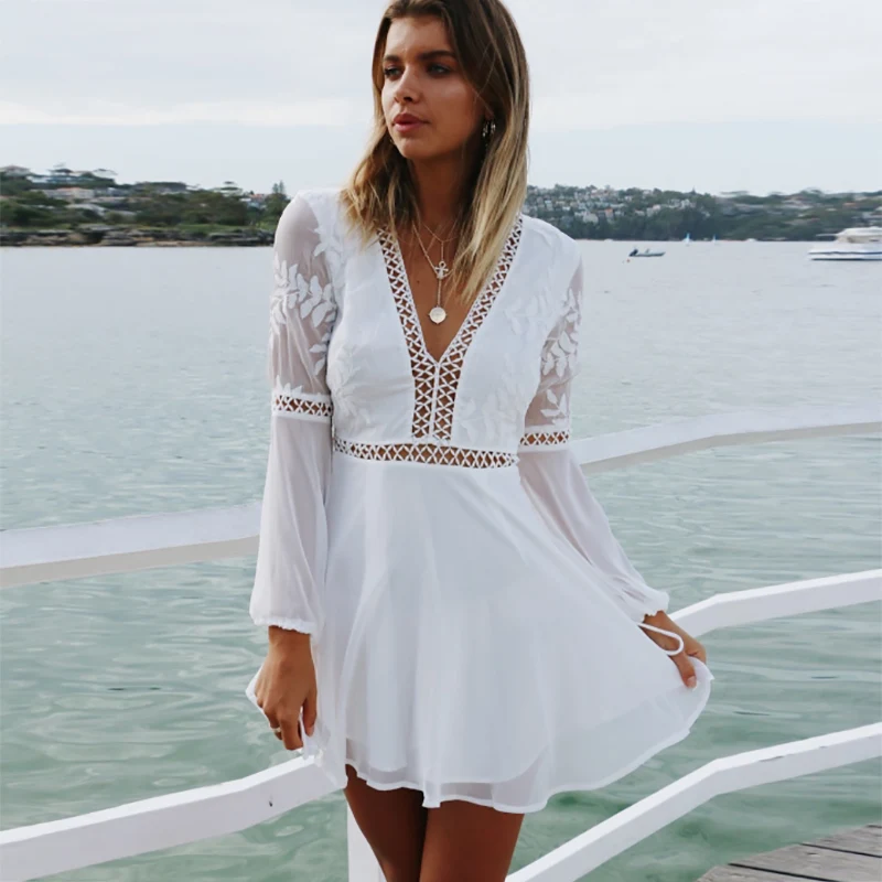 Женское пляжное платье Boho белое кружевное мини с глубоким вырезом длинным