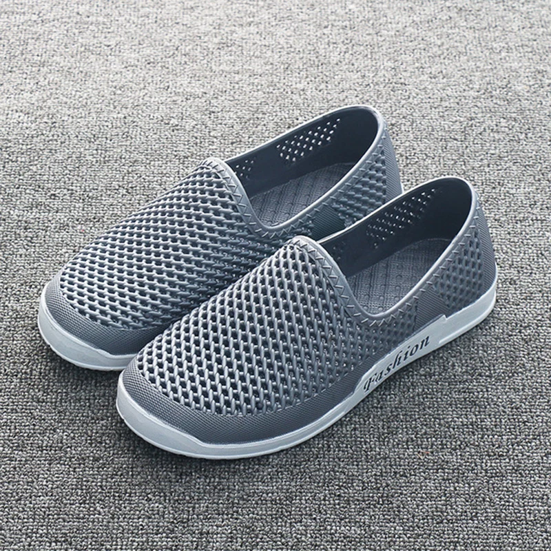 2019 Summer Men's Fashion Hole Sandals Men's Lightweight Soft Bottom Hollow Beach Shoes Set Foot Sandals Beach Sandals Crocse