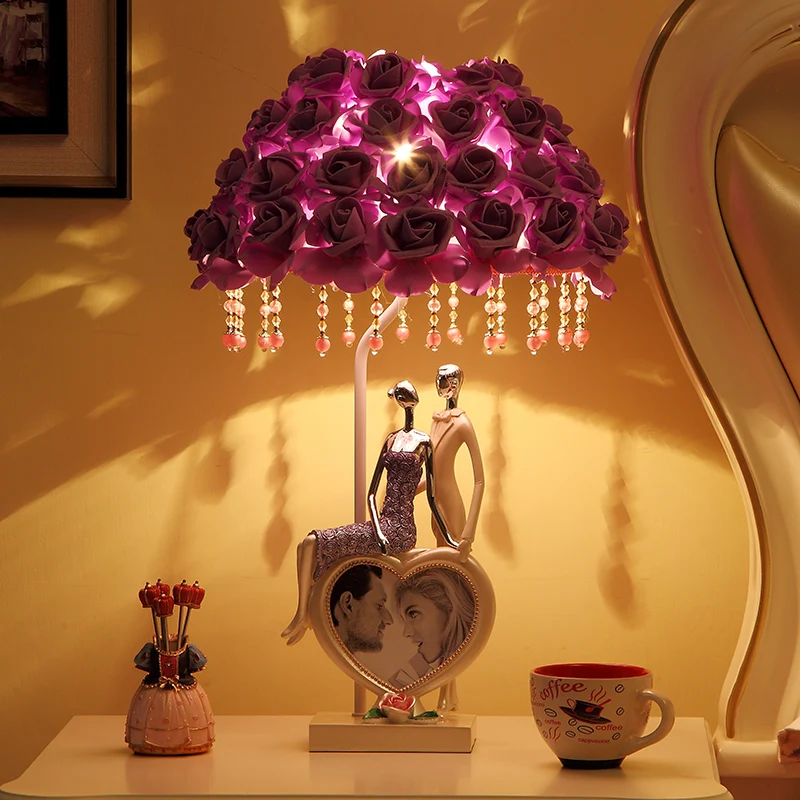 

Lovers Statue Figurine Table Lamps For Living Room Bedroom Light Resin Desk Lamp Rose Lampshade Home Lighting abajur de mesa