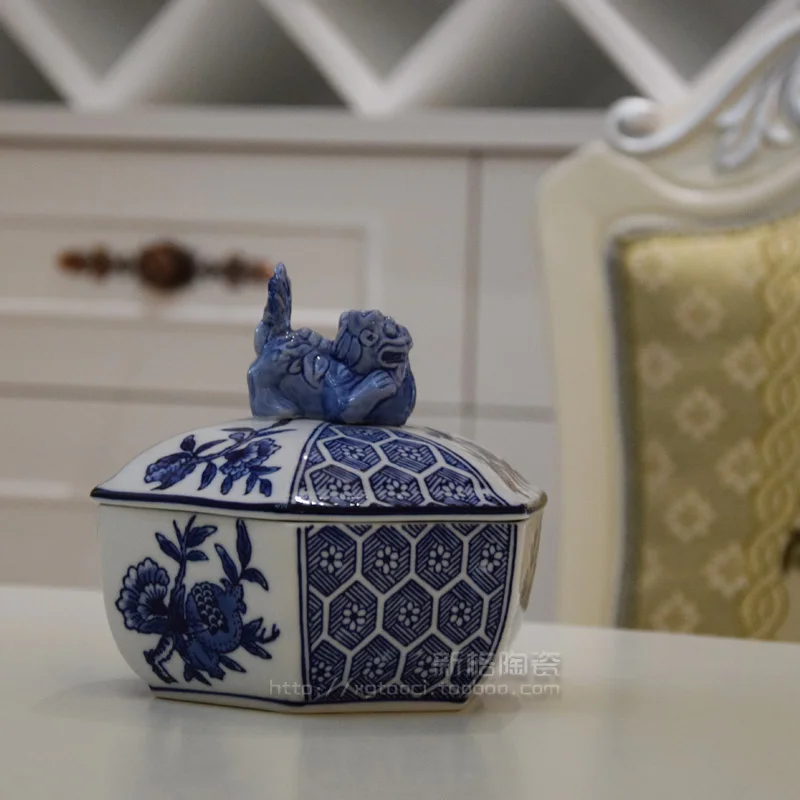 

Shipping Jingdezhen ceramic ornaments antique European style retro jar with underglaze blue is blue and white lions gun Xiuqiu