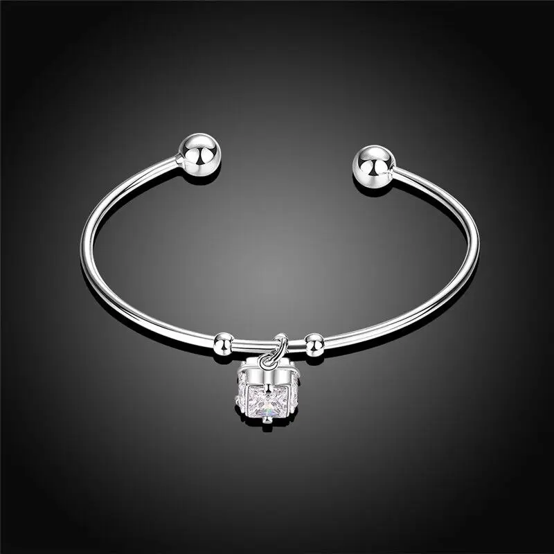 

New style women's bracelet, European and American fashion accessories, holiday gifts, lovers, simple and elegant titanium steel