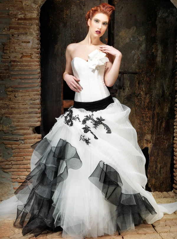 Vestidos-de-Noiva-Organza-Vintage-Western-Style-Sweetheart-Gothic-Ball-Gown-Black-And-White-Wedding-Dress