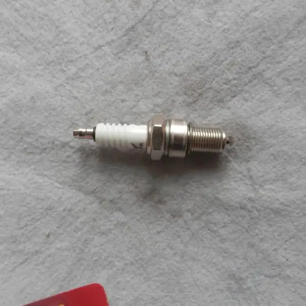 Свеча зажигания BP6ES для HONDA GX110 GX120 GX140 GX160 GX340 GX390 AX100 мотоцикл TR250 R/C 2 кВт 5 7