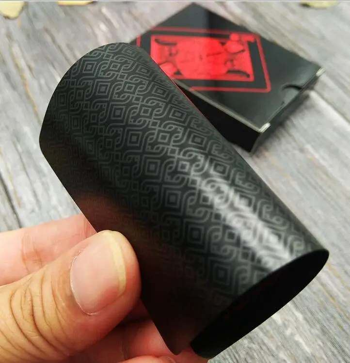 2019 Red black Waterproof Durable PVC Plastic Playing Cards with retro back stripe Novelty Texas poker game Poker Cards 2019 Red black Waterproof Durable PVC Plastic Playing Cards with retro back stripe Novelty Texas poker game Poker Cards
