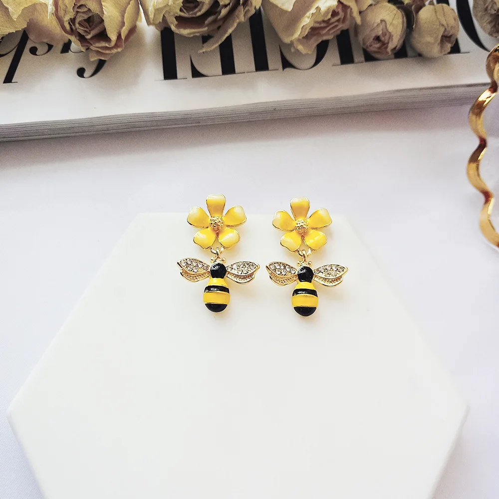 AOMU, новинка, Корея, желтый цветок с крыльями пчелы, ассиметричные кристаллы, штифт с насекомым, серьги для женщин, подарок для девушек
