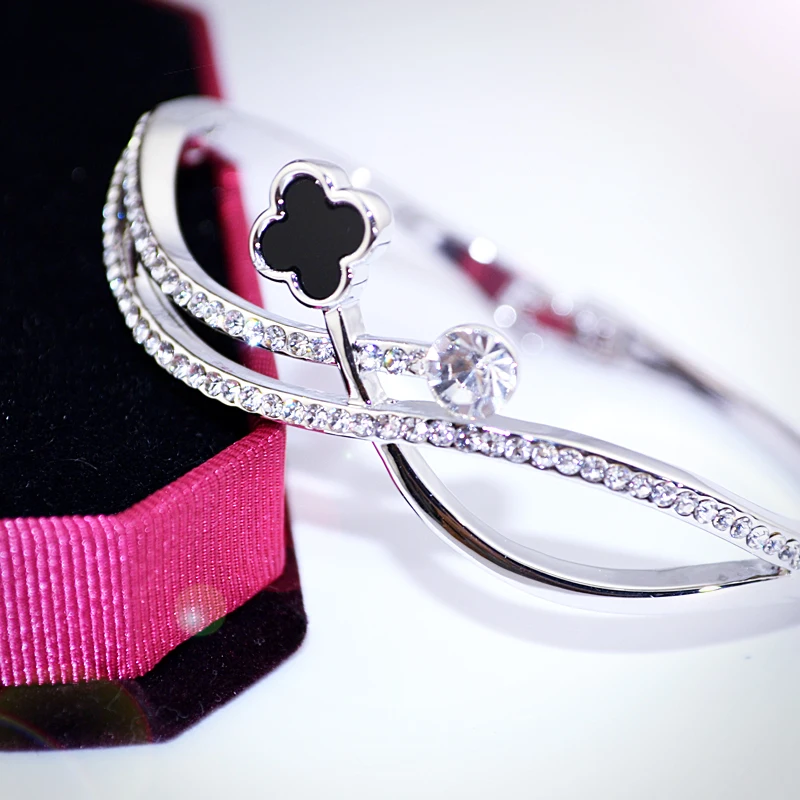 Япония и Южная Корея чистке серии из четырех Diamond Flower браслет производителей
