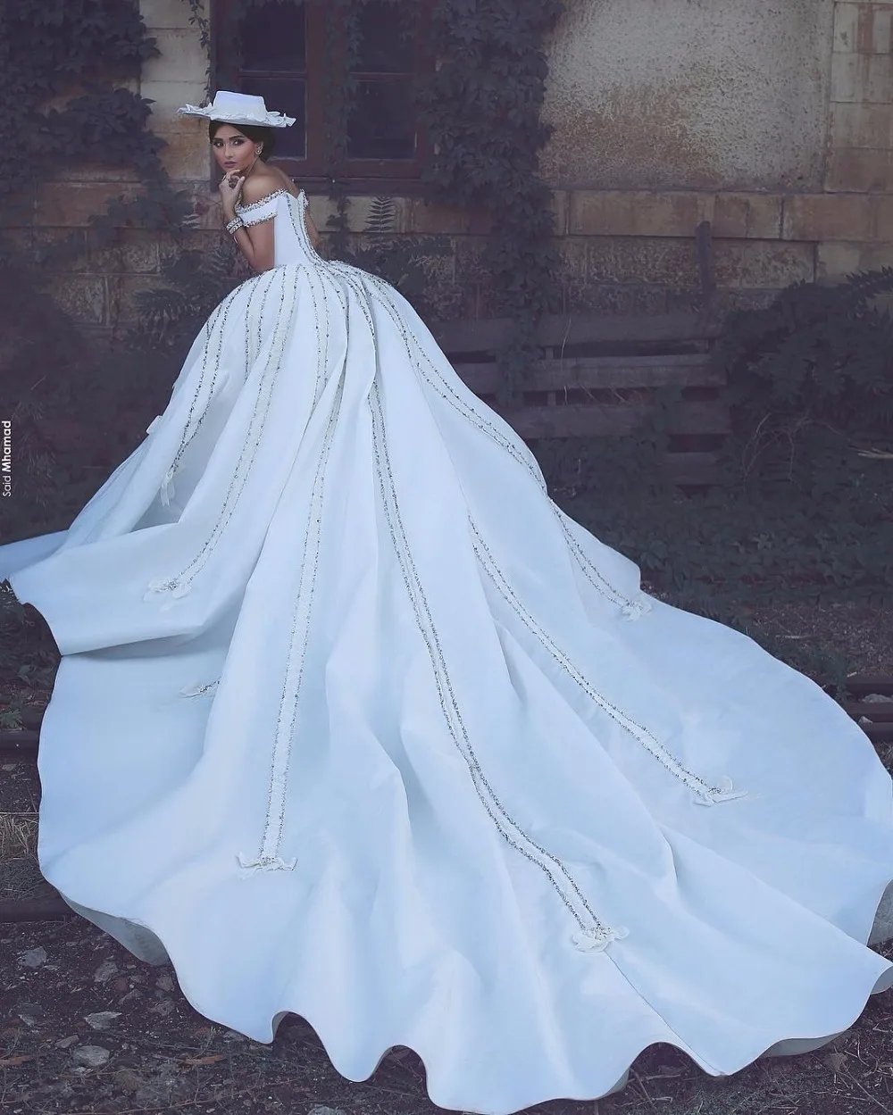 2017-Luxury-Vintage-Off-Shoulder-Wedding-Dresses-Ball-Gown-Princess-Long-White-Beaded-Bridal-Gowns-Robe (1)