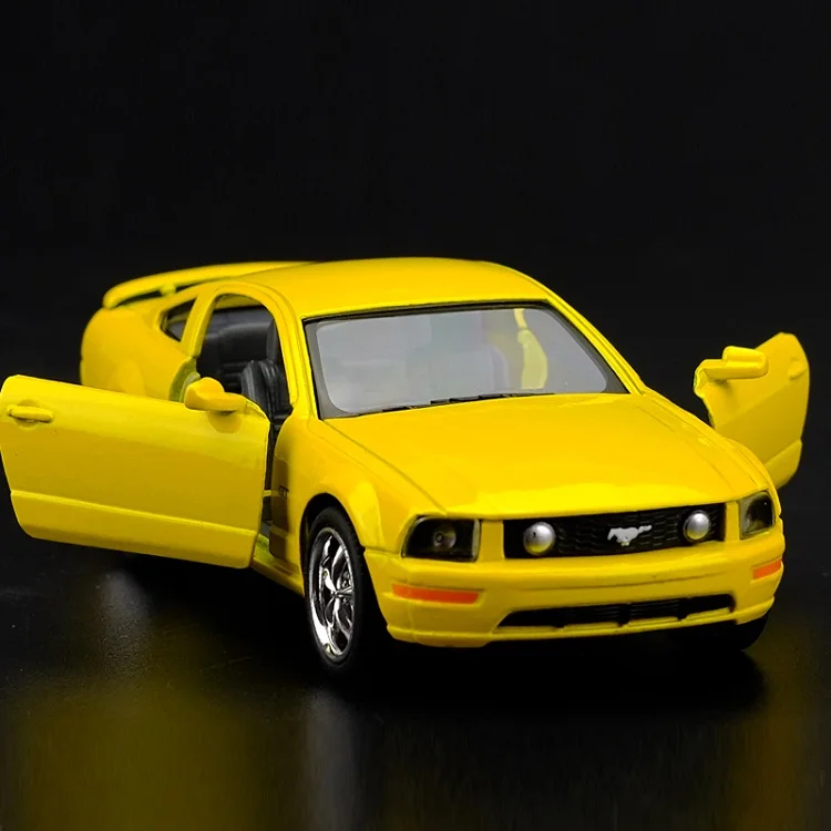 Точная имитация эксклюзивный Diecasts& Toy Vehicles: стильный дизайн автомобиля 2006 Ford Mustang GT 1:38 литая под давлением модель автомобиля оттяните назад Автомобили - Цвет: Цвет: желтый