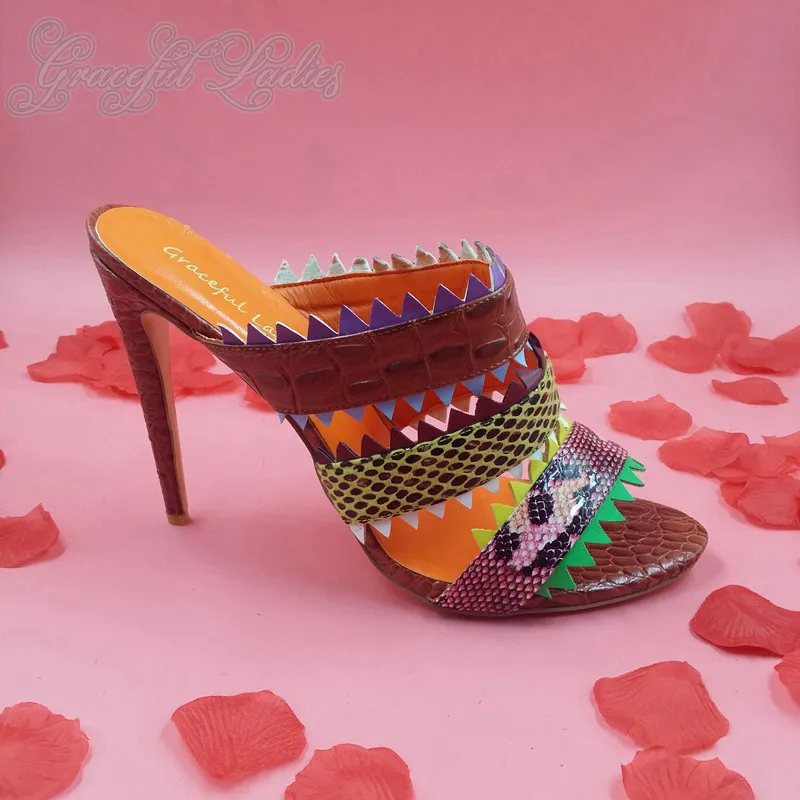 Красочные женские шлёпанцы сандалии летние открытые каблуки змеиной стилеты на высоком каблуке повседневная обувь с открытым носком sapato feminino Slip-On