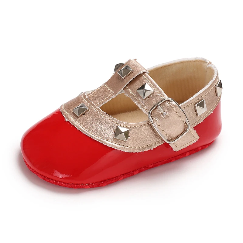 Модные Демисезонный новые из искусственной кожи для маленьких девочек обувь с металлическими вставками штук украшение новорожденных на мягкой подошве для малышей нескользящая обувь для колыбельки