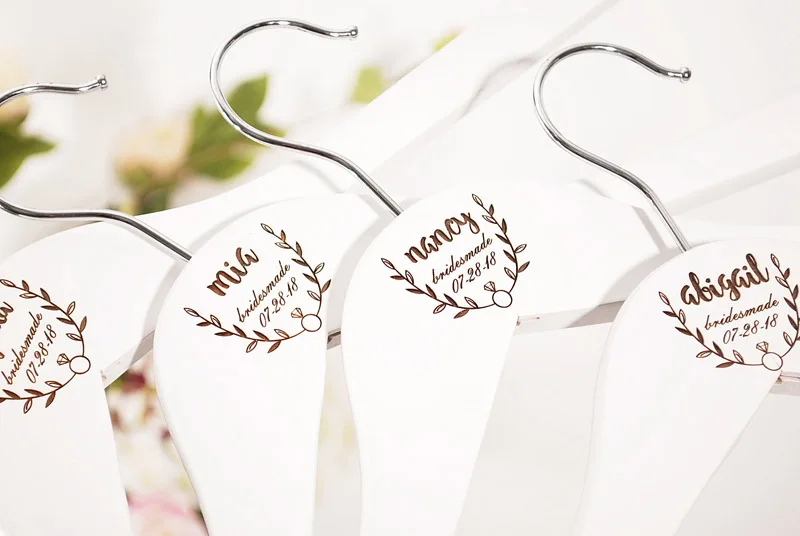 Персонализированные вешалки, белая вешалка для невесты, вешалки для невесты, свадебный подарок, вешалка для невесты