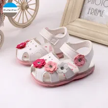 Летняя обувь для маленьких девочек; Светодиодный светильник; сандалии с мягкой подошвой; повседневная обувь для новорожденных; обувь принцессы с цветами для первых шагов