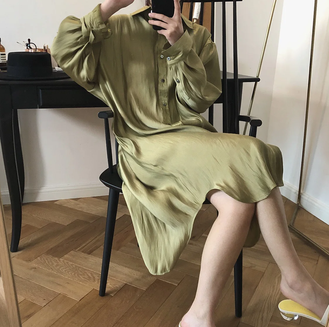 

2019 Spring and Summer New Temperament Goddess Lazy Shirt Dress High Sense Loose Long Sleeves Light Satin Gown blouse women