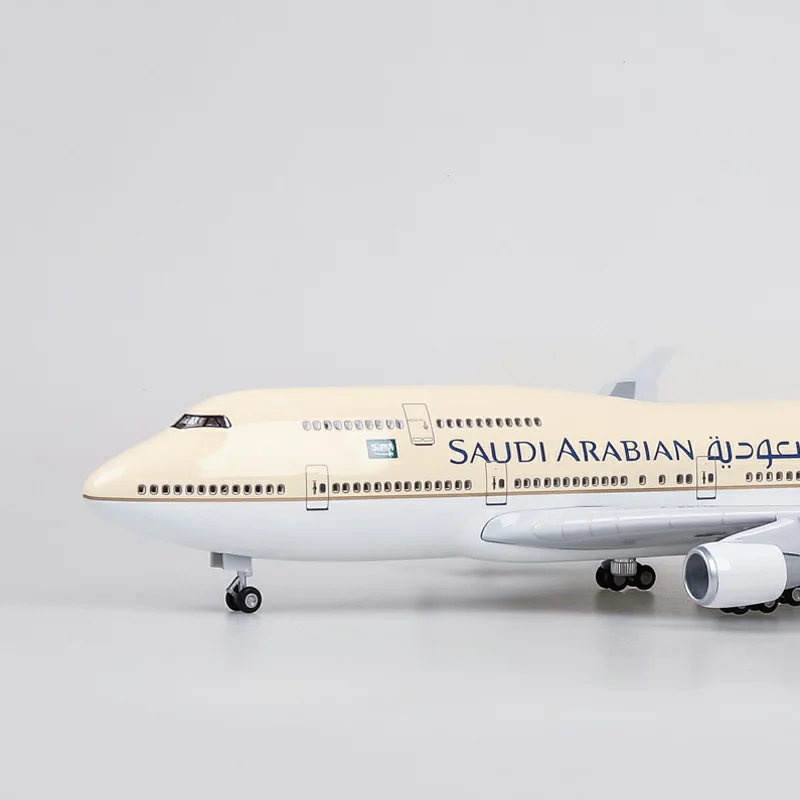 1/150 масштаб 47 см самолет Boeing B747-400 самолет Saudi Arabian Airlines модель W светильник и колеса литой под давлением пластиковый самолет