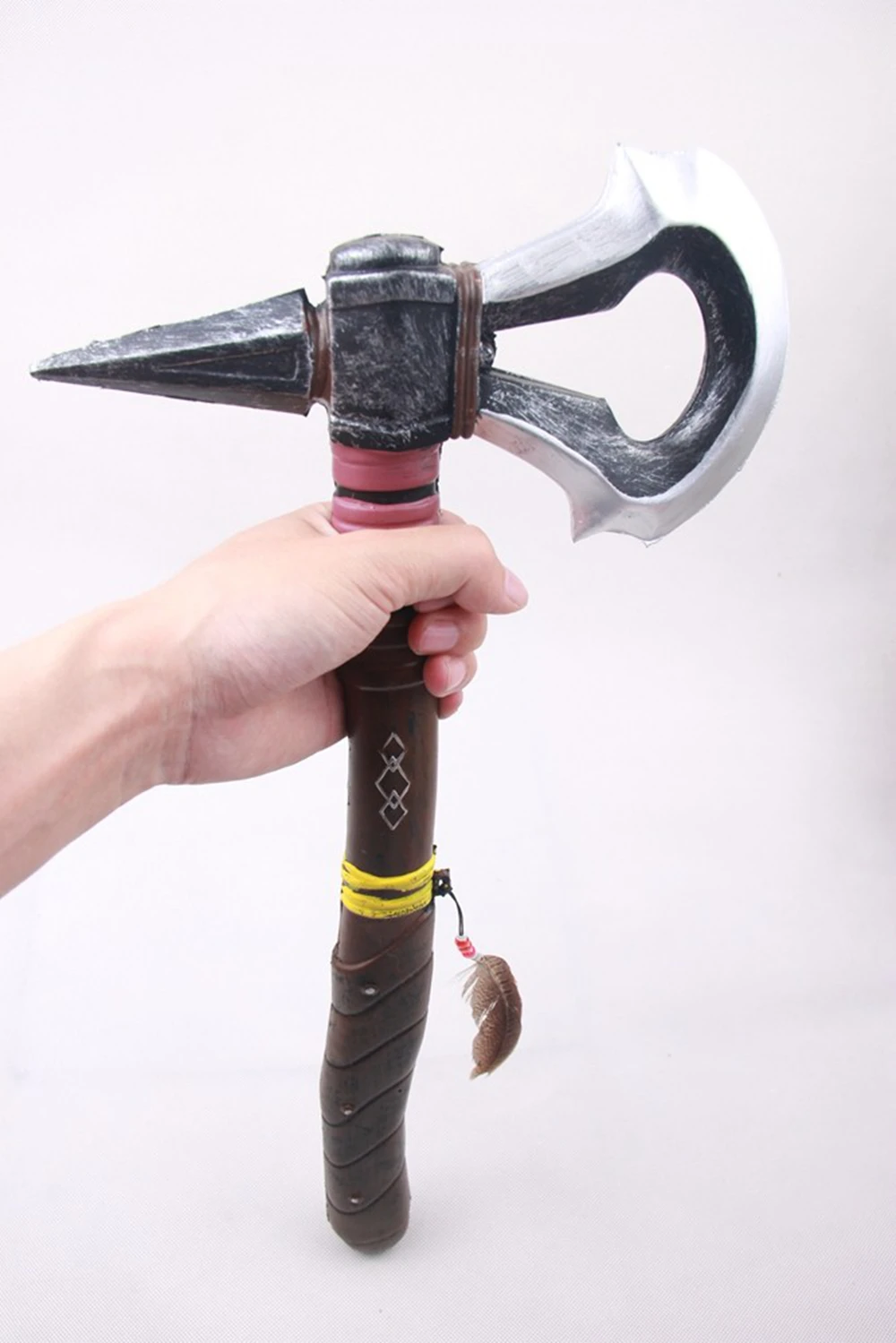 Kopen Cosplay Speelgoed Assassins Connors Ken Manier Desmond Lucy Deluxe PU Bijl Bijl Speelgoed Zwaarden Grote PVC Atie Figuur Speelgoed Gift voor Kids