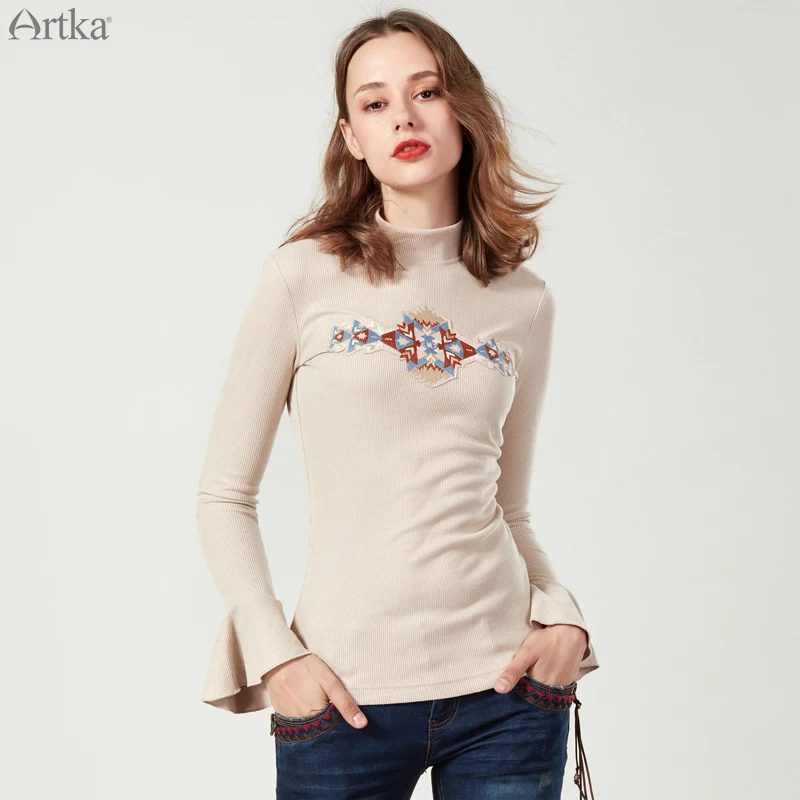 Женская футболка с вышивкой ARTKA универсальная коротким воротником и